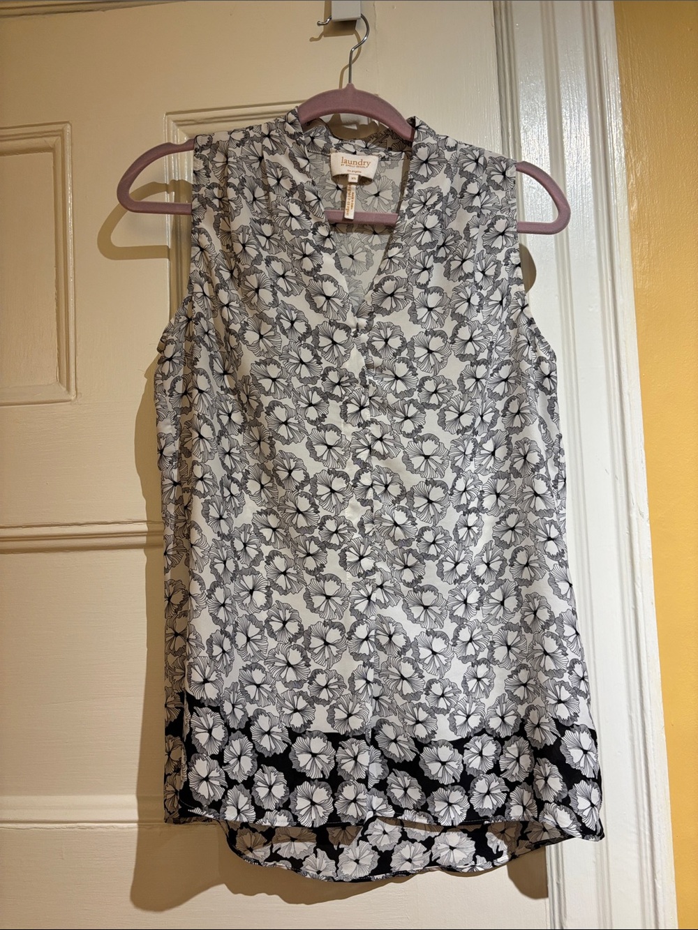 Laundry By Shelli Segal Black & White Floral V-Neck Sleeveless Camisole